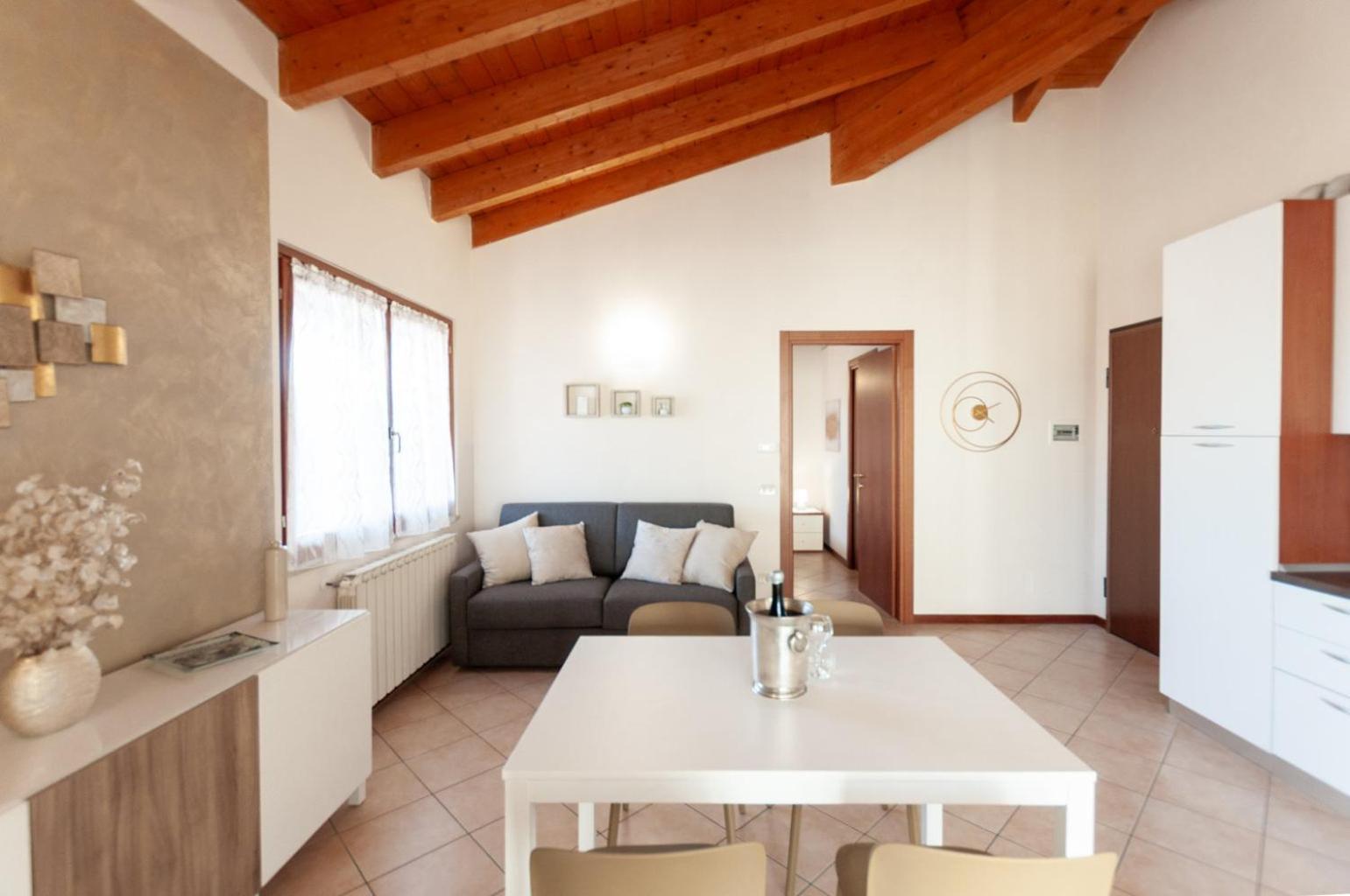 Dora'S Apartment Desenzano del Garda Exterior photo